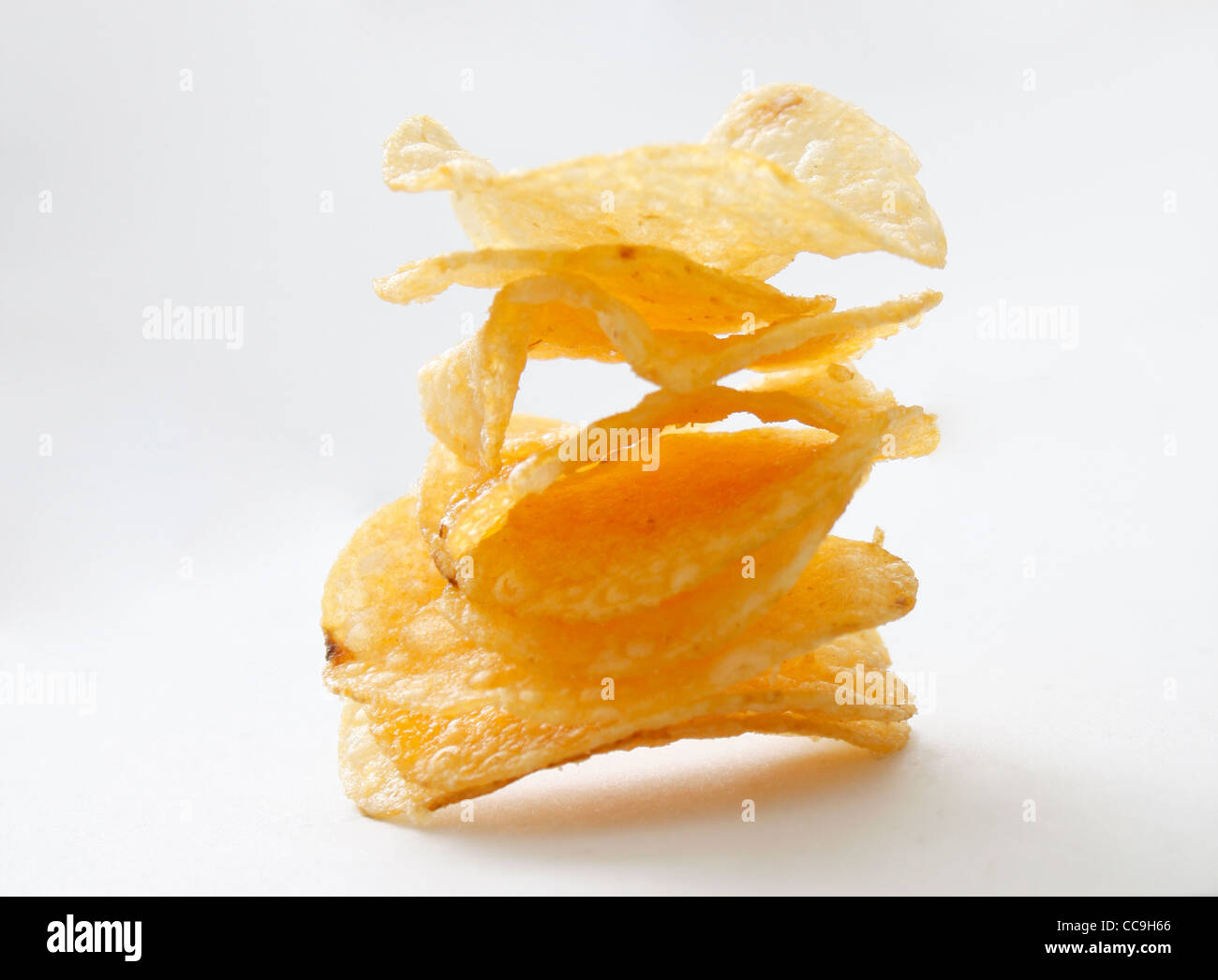 Ein Stapel von Kartoffel-Chips auf weiß Stockfoto