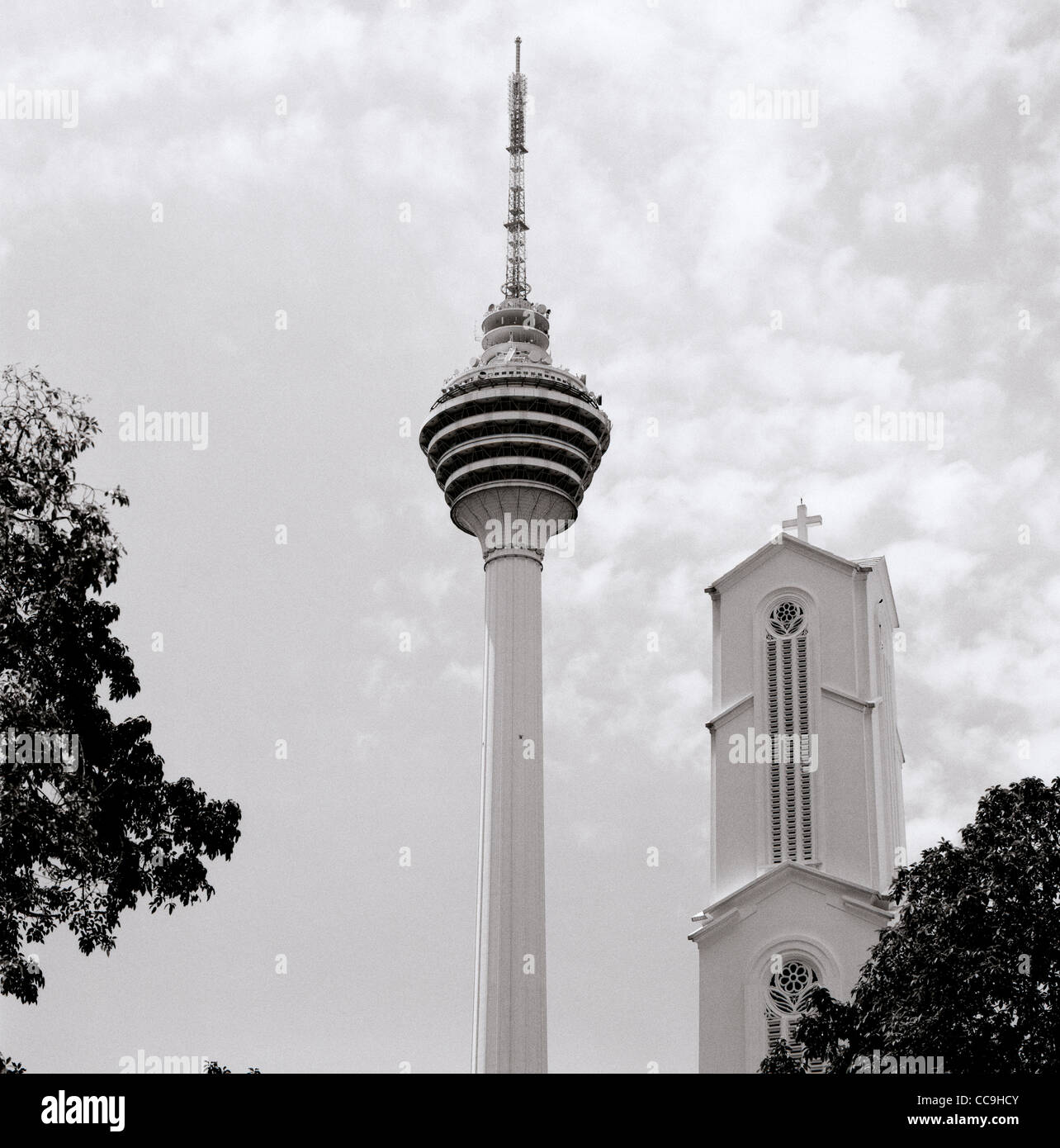 Menara KL Tower und St. Johns Kathedrale in Kuala Lumpur in Malaysia in Fernost Südostasien. Skyscraper Sky Travel Stockfoto
