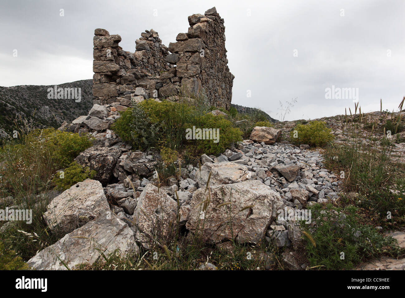 Altes Gebäude Ruinen in felsiges Gelände. Provinz Lassithi, Kreta, Griechenland. Stockfoto