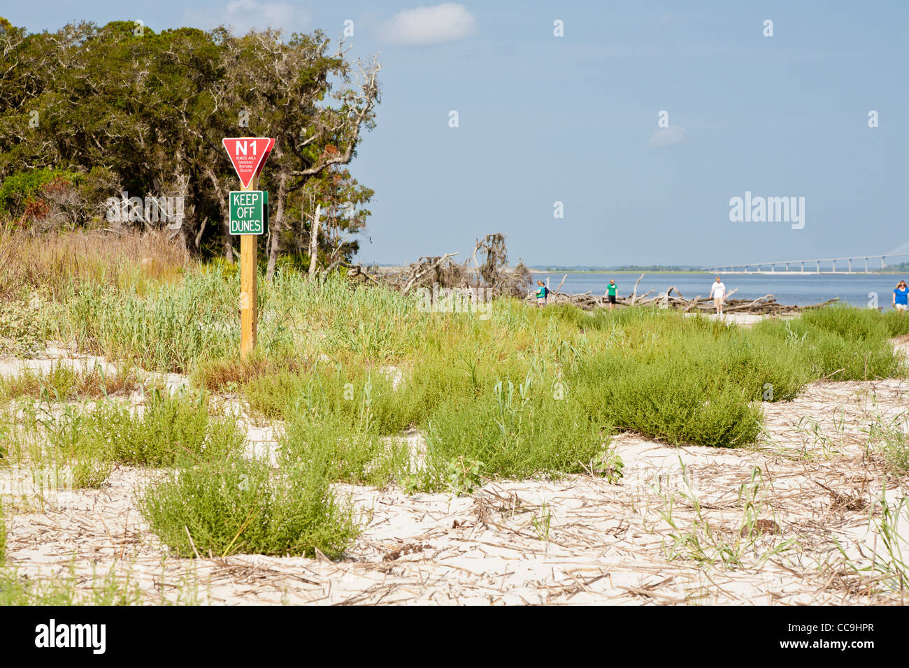 Anzeichen versuchen, Besucher aus Sanddünen im Driftwood Beach auf Jekyll Island, Georgia Stockfoto