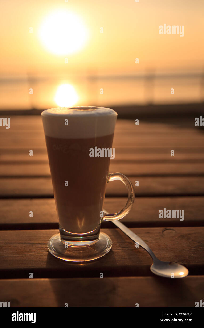 Kaffee im Sonnenuntergang, Aberavon Beach, Port Talbot, South Wales, UK Stockfoto