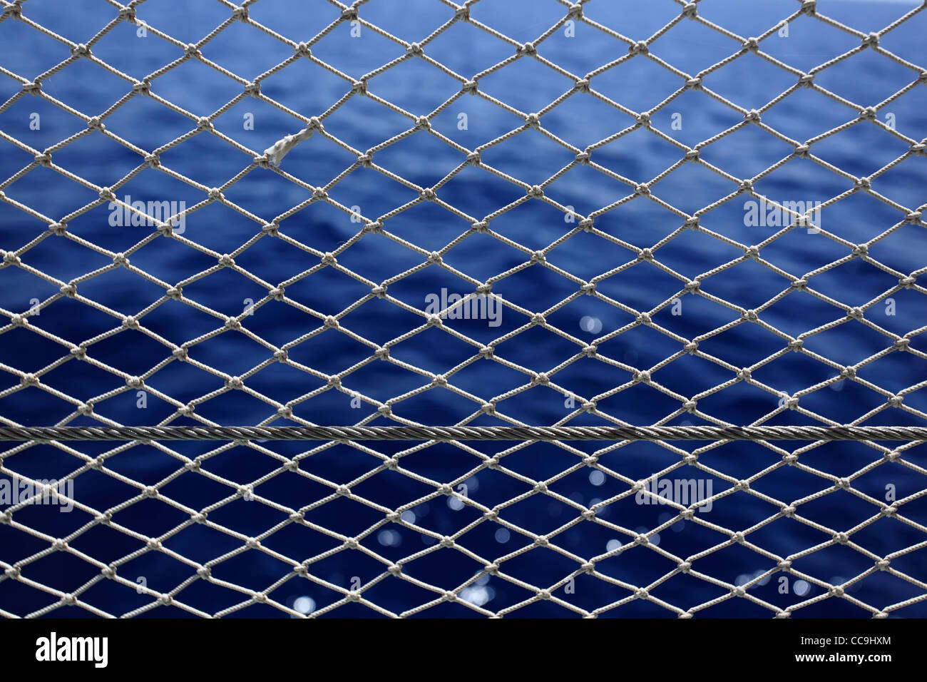 NET mit tiefblauen Meer auf einem Hintergrund. Stockfoto