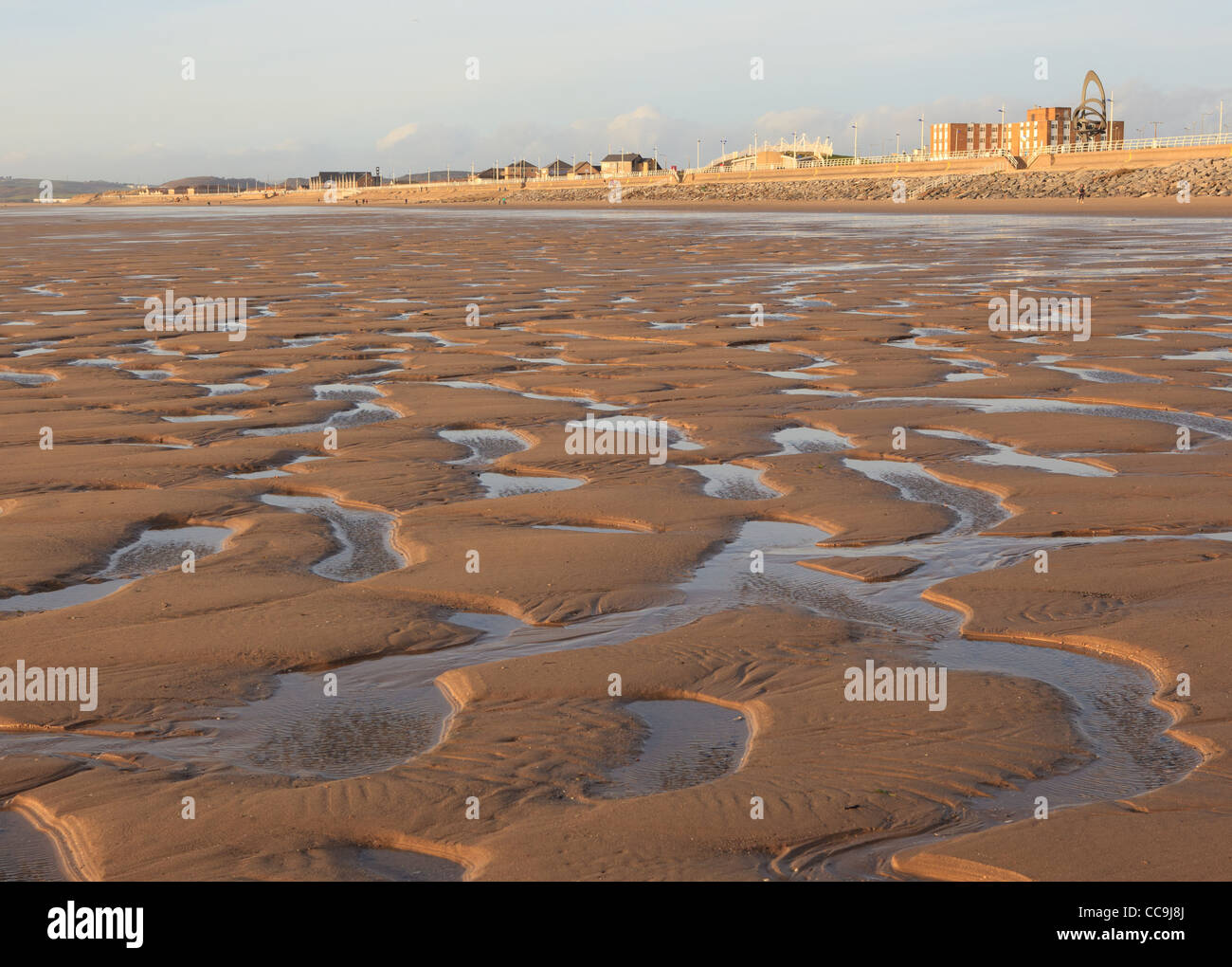 Wellen im Sand, Aberavon Beach, Port Talbot, South Wales, UK Stockfoto