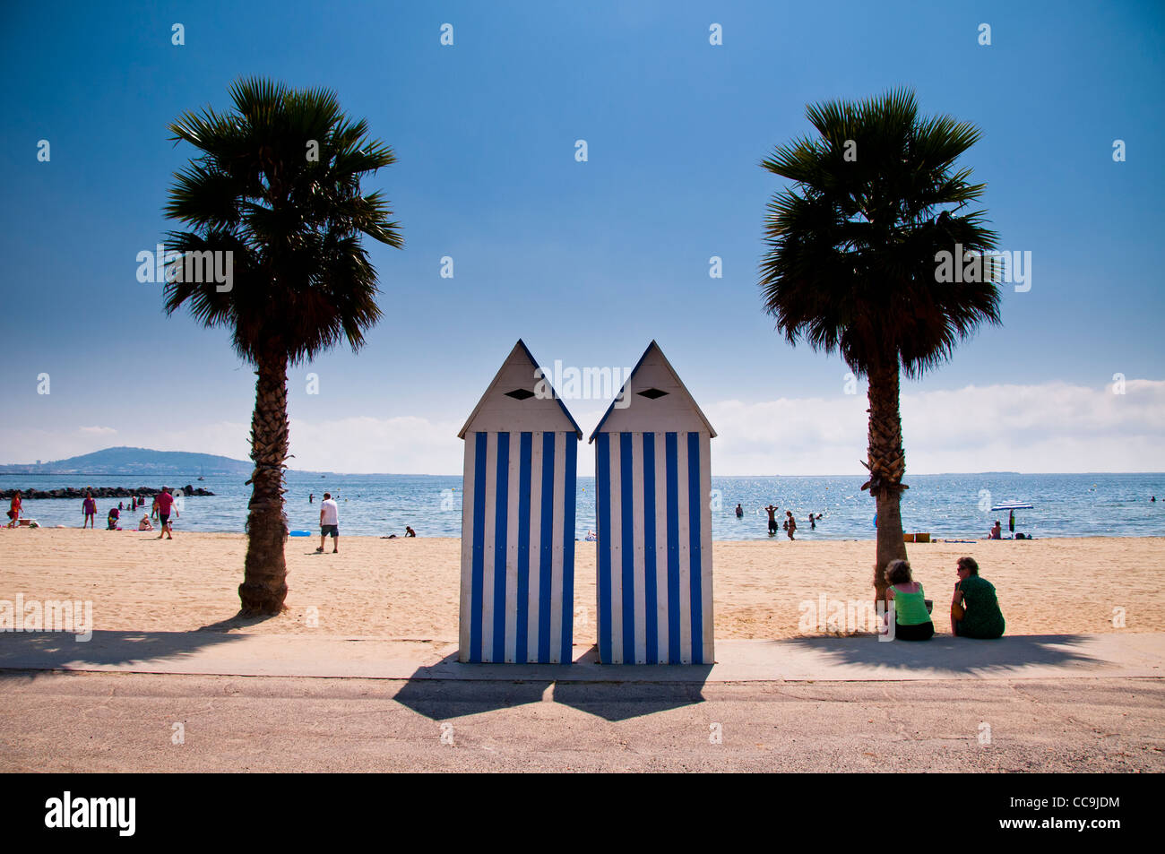 Zwei Palmen und zwei Strandhütten in der Strandpromenade von Meze in Herault, Languedoc-Roussillon-Frankreich Stockfoto
