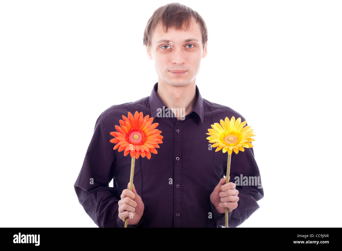 Einzelnen Mann, hält zwei Blumen, isoliert auf weißem Hintergrund. Stockfoto