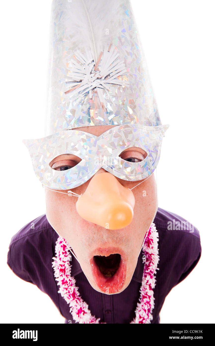 Lustiger Mann trägt Partei Maske, isoliert auf weißem Hintergrund. Stockfoto