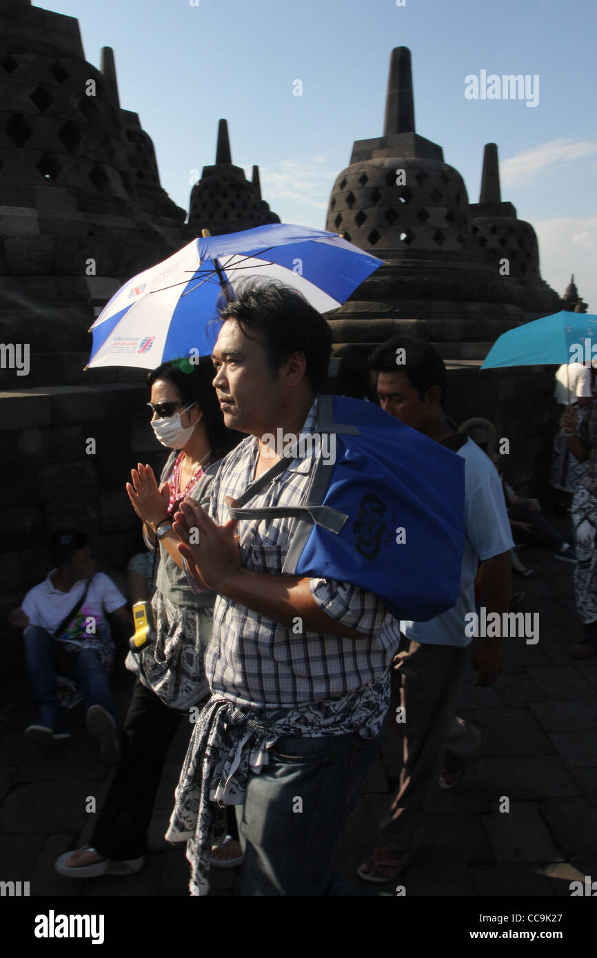 touristischen beten Borobudur buddhistischen Tempel Indonesien Yogyakarta Stockfoto