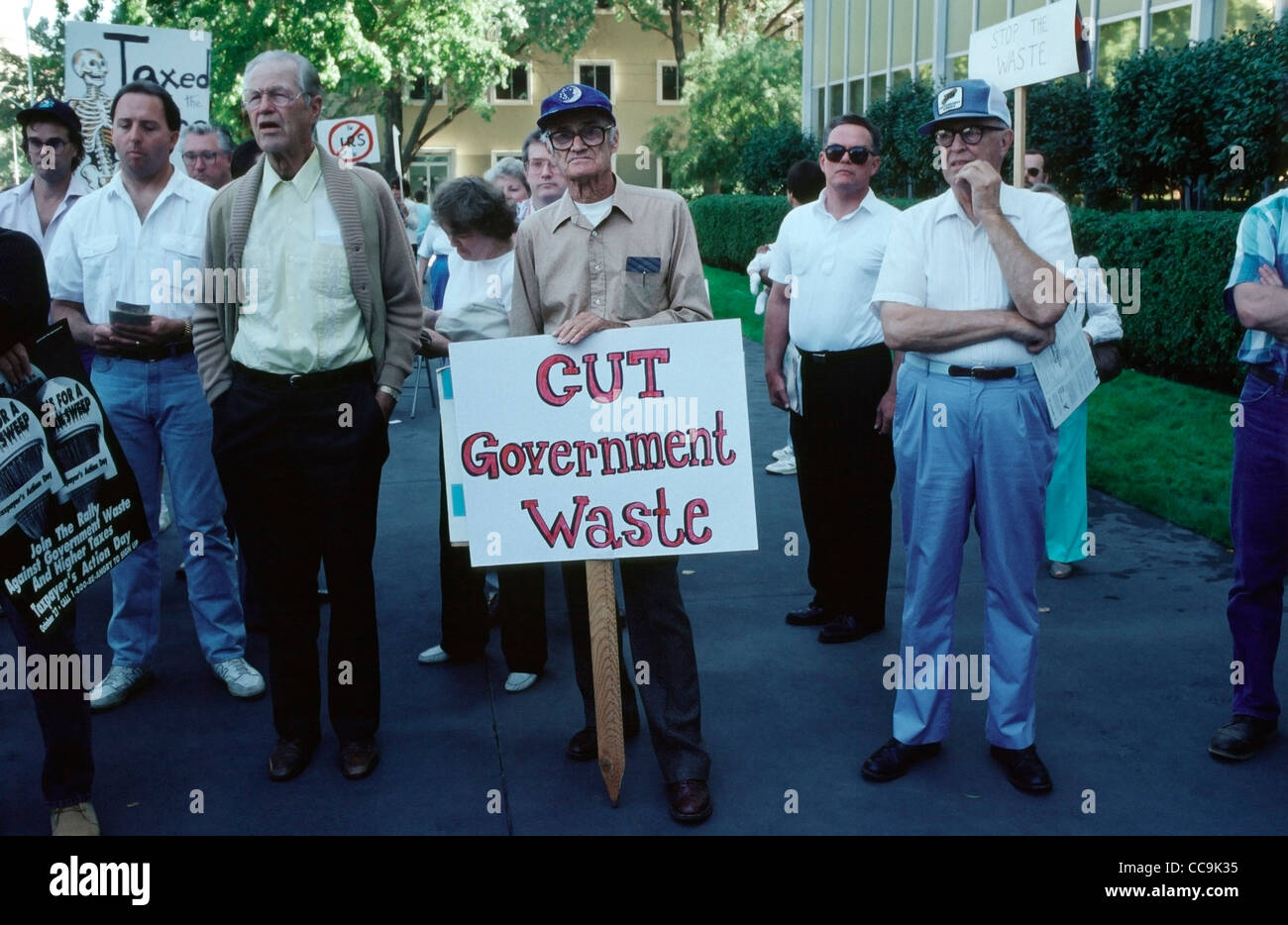 Demonstranten vor dem United States Federal Gebäude in Sacramento, Kalifornien während des ersten jährlichen Steuerpflichtigen Aktionstag. Stockfoto