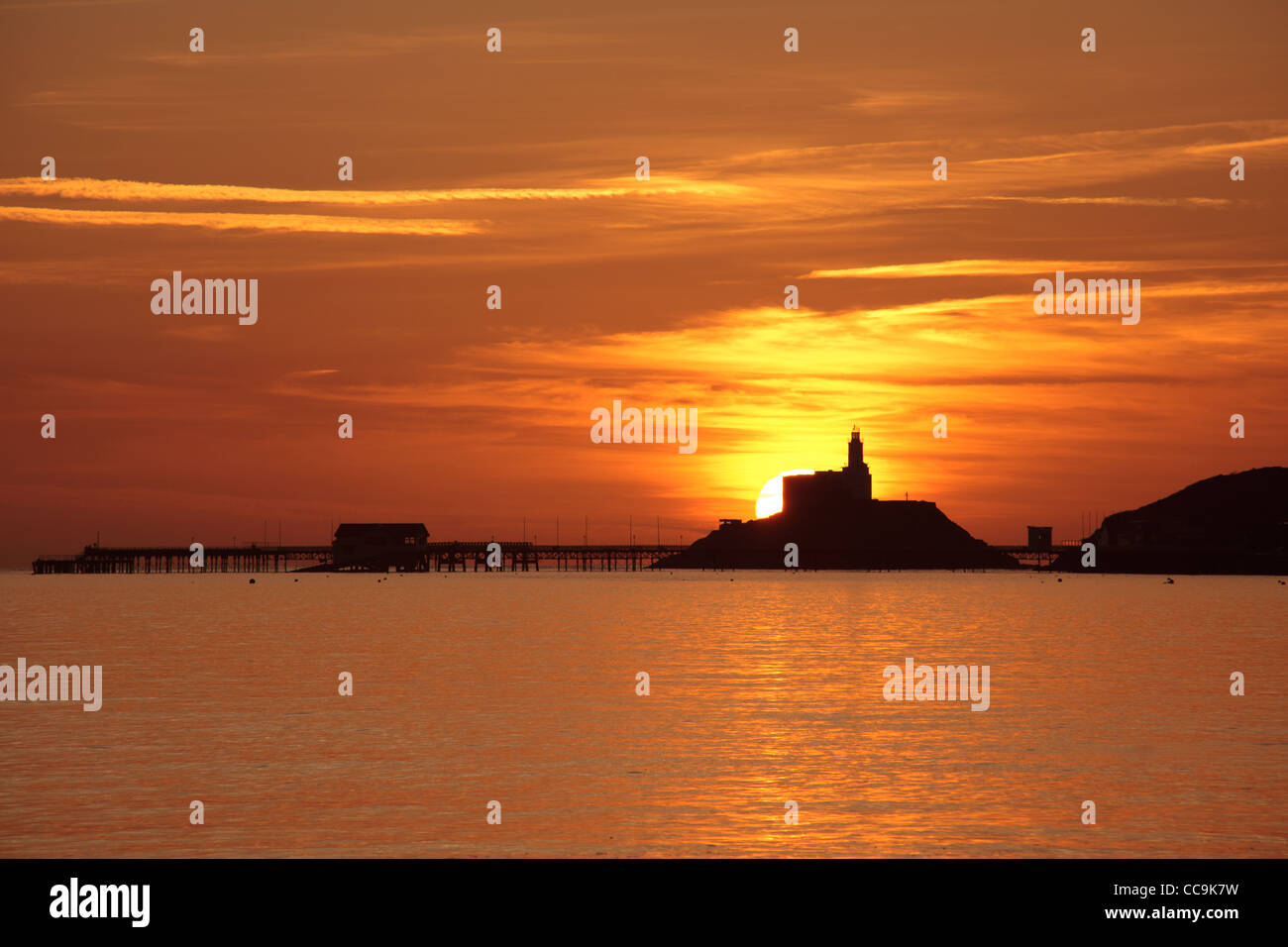 Sonnenaufgang am Mumbles, Swansea, Südwales, UK Stockfoto