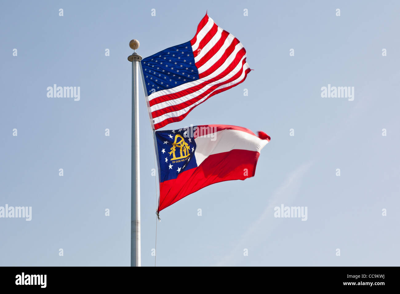 Amerikanische Flagge fliegt über die Flagge des Staates Georgia, USA Stockfoto