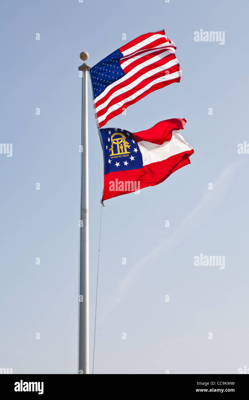 Amerikanische Flagge fliegt über die Flagge des Staates Georgia, USA Stockfoto