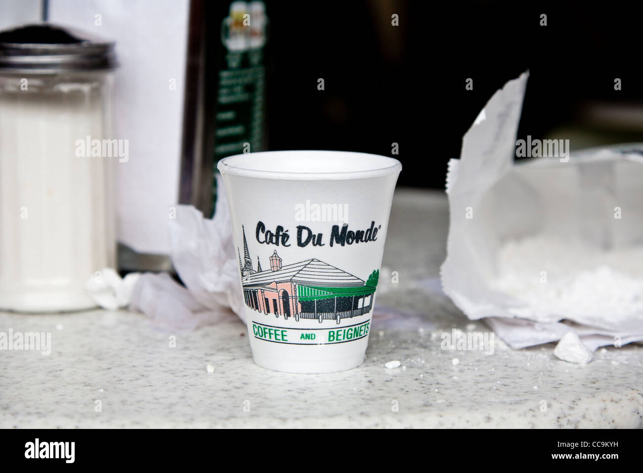 Schaum-Kaffeetasse auf Tisch im Cafe Du Monde im French Quarter von New Orleans, LA Stockfoto