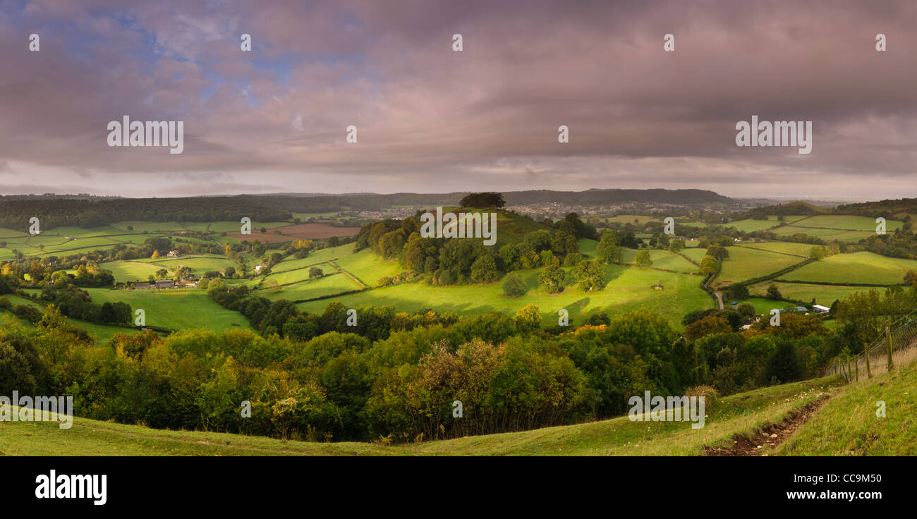 Downham Hill gesehen von Uley Bury in Cotswolds Uley, Gloucestershire, Großbritannien (65 x 32cm @ 300dpi) Stockfoto