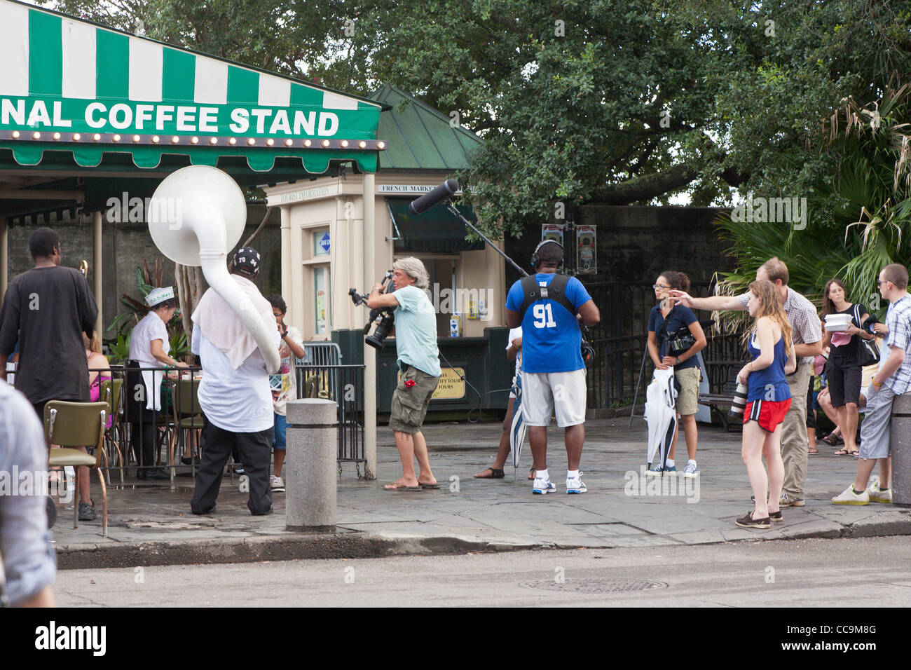 Film Crew Mit Kamera Und Mikrofon Einrichten Fur Szene Ausserhalb Cafe Du Monde Im French Quarter Von New Orleans La Stockfotografie Alamy