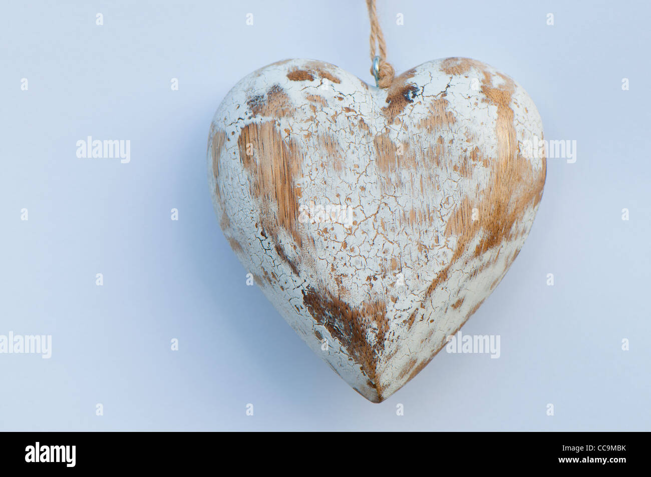 Antikes Holz Herz isoliert auf weiss mit Textfreiraum. Stockfoto