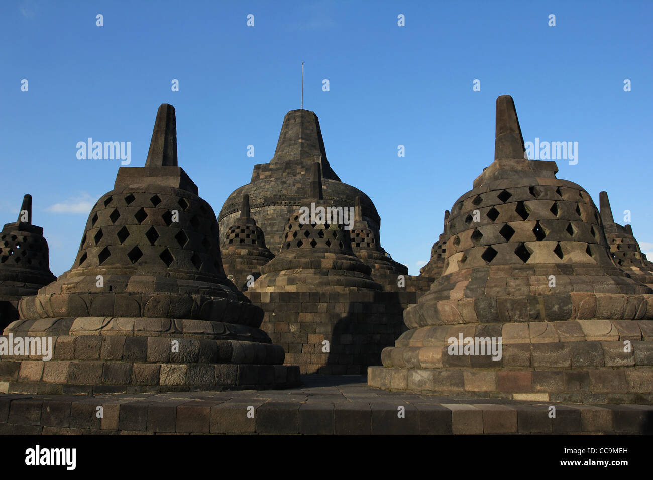 Glocken Borobudur Buddhistentempel Indonesien Yogyakarta Central Java Relief zum UNESCO-Weltkulturerbe Stockfoto