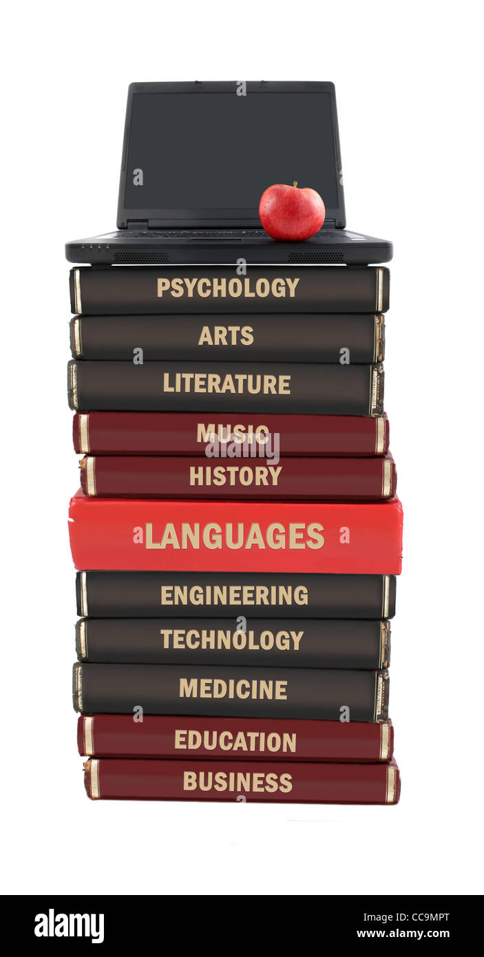 Universitätslehrbücher Ebene Thema gestapelt auf einem weißen Hintergrund mit Computer Laptop und Apple an der Spitze Stockfoto