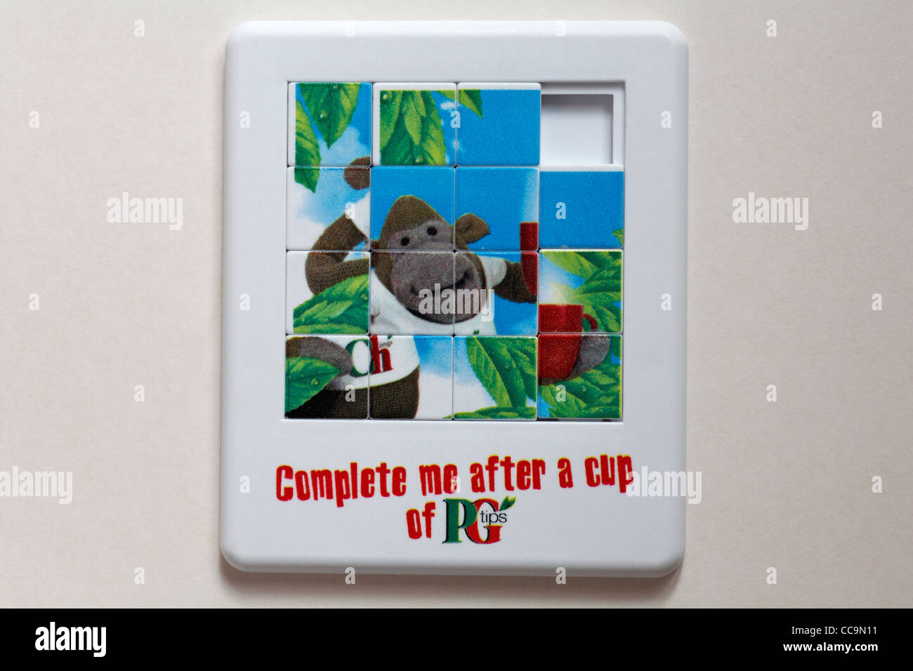 Vervollständigen Sie mich nach einer Tasse PG Tips Tea Slide Puzzle Schiebe Puzzle isoliert auf weißem Hintergrund Stockfoto