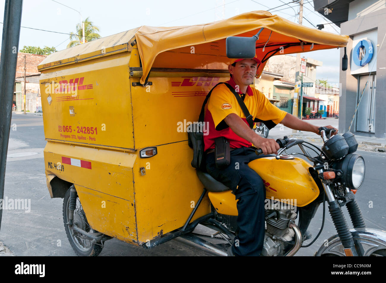 Iquitos, Peru. Motocarro verwendet für DHL Lieferung Stockfoto