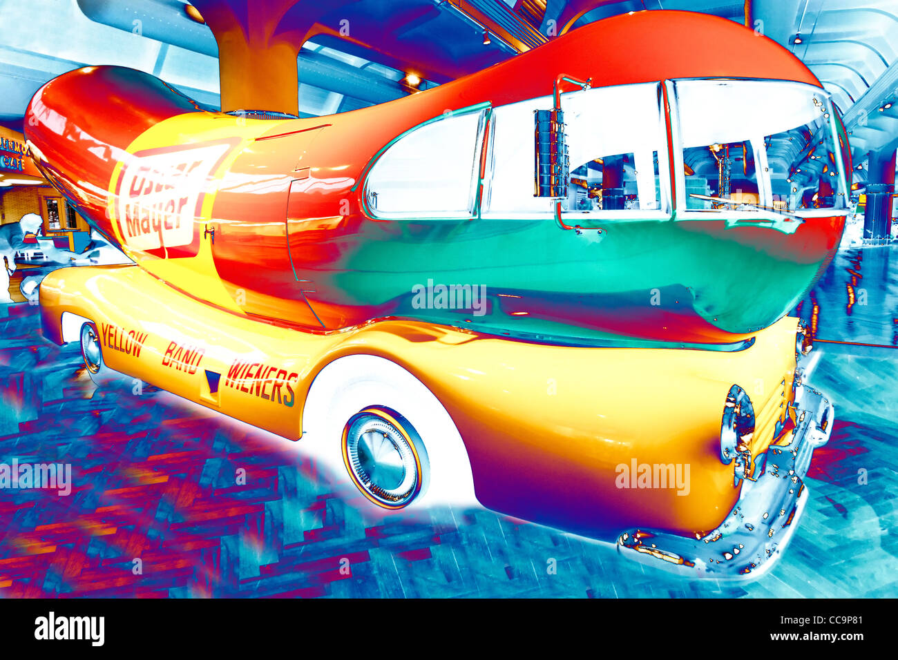 Hot-Dog geformt Fahrzeug, negative Bild, Henry Ernährungsmuseum, Dearborn, Michigan Stockfoto