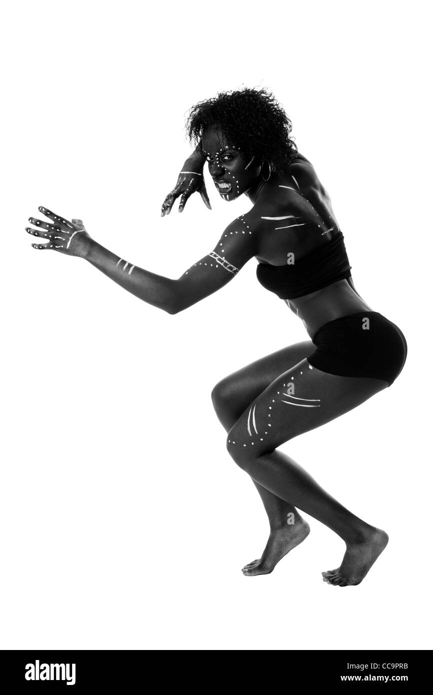 Schönen afrikanischen indigenen Stammes Mode Kriegerin mit weißen Punkten und Streifen und aggressiven Ausdruck, isoliert. Stockfoto