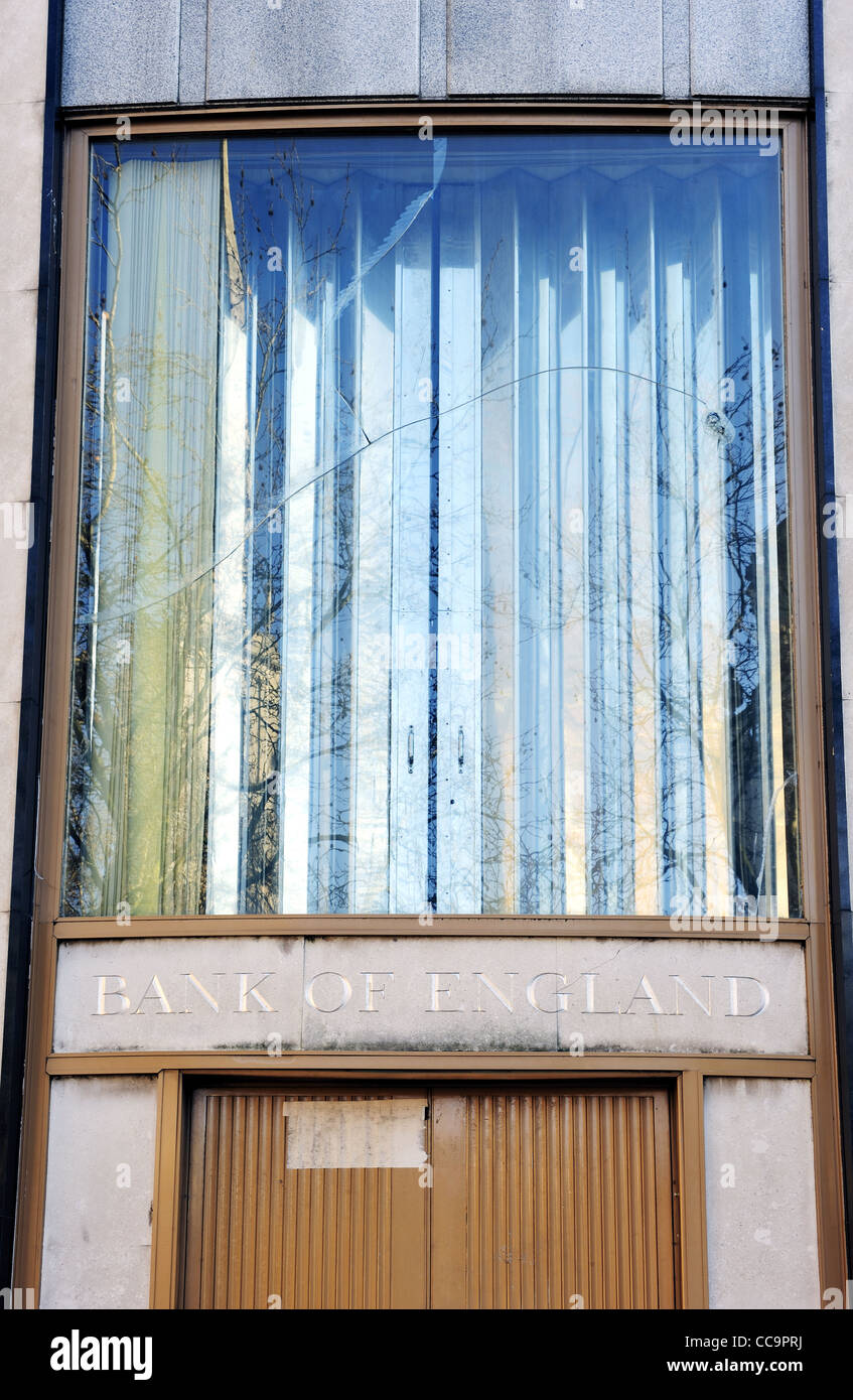 Bank of England Schild über der Tür in Bristol, Großbritannien. Das Gebäude ist jetzt geschlossen. Stockfoto