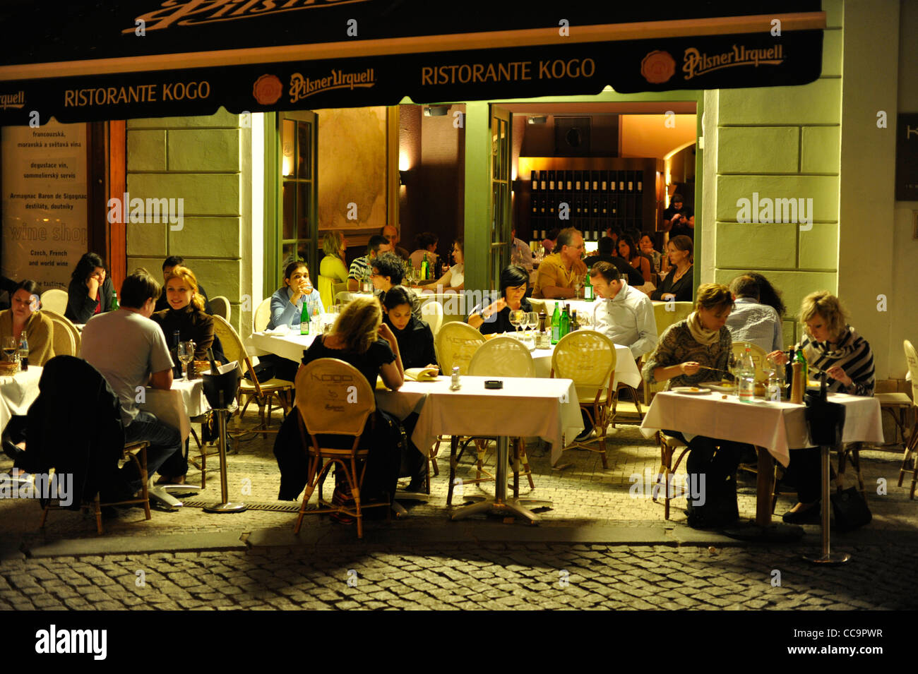 Außenbereich des Restaurants in der Hauptstadt der Tschechischen Republik Prag bei Nacht Stockfoto