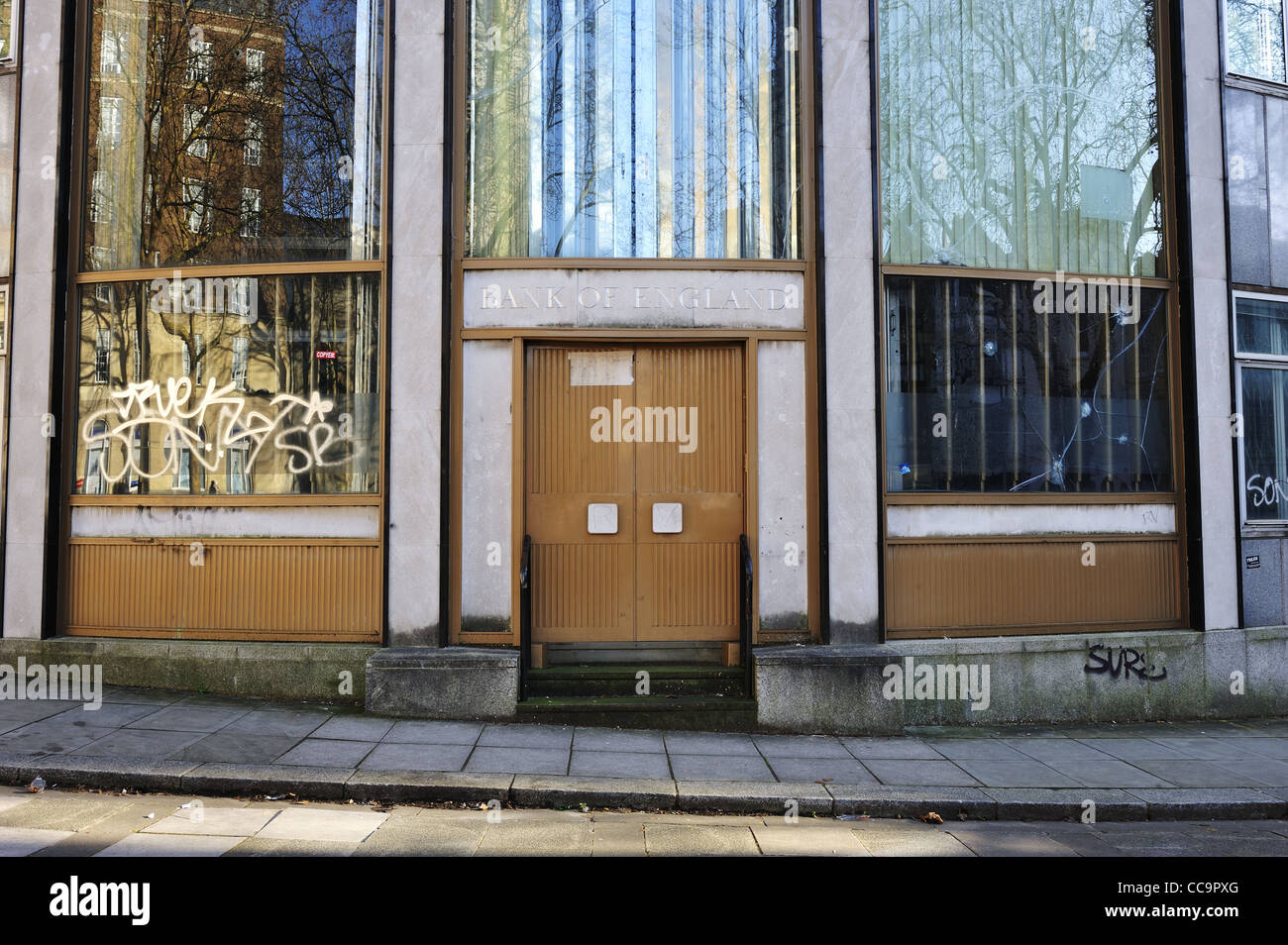 Bank of England Schild über der Tür in Bristol, Großbritannien. Das Gebäude ist jetzt geschlossen. Stockfoto