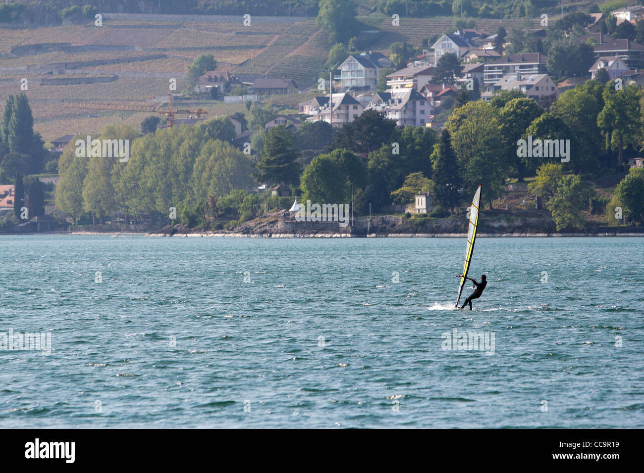 Einsame Windsurfer am Genfer See (Lac Léman), nahe der Stadt Montreux (Schweiz). Stockfoto