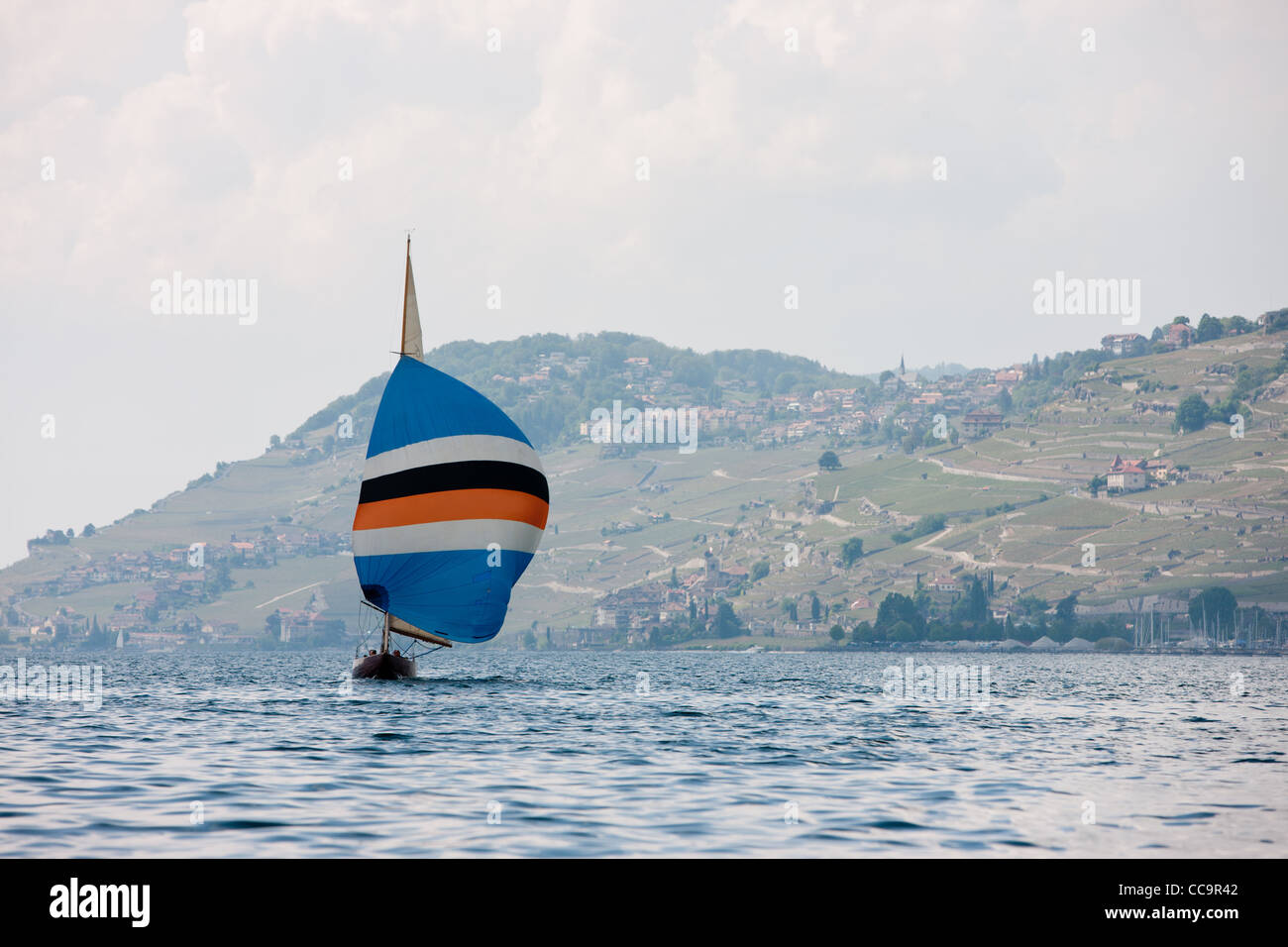 Segelboot am Genfer See (Lac Léman) in der Nähe von Montreux Stadt. In der Ferne, Hügeln und Weinbergen. Schweiz Stockfoto