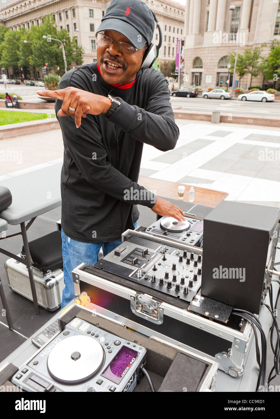 Ein African-American DJ Musik auf ein outdoor-Event - USA Stockfoto