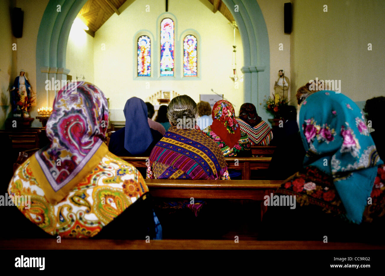 Frauen von Inis Oirr-Aran Islands-Continure traditionelle Kopftücher zu tragen, wenn die Kirche Stockfoto