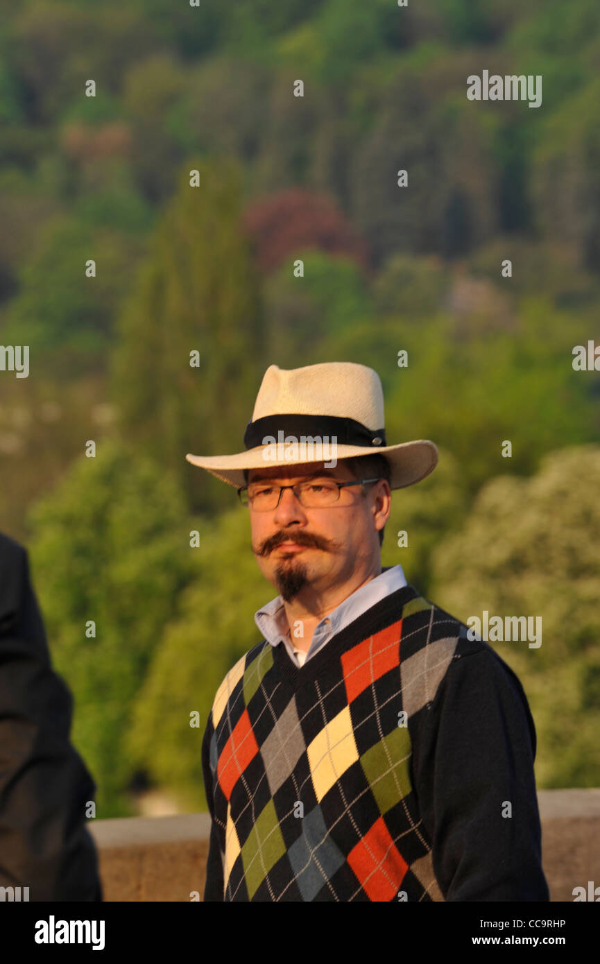 Exotisch gekleideten Mann mit Schnurrbart und Kinnbart Bart an Charles Brücke Prag Tschechische Republik Stockfoto