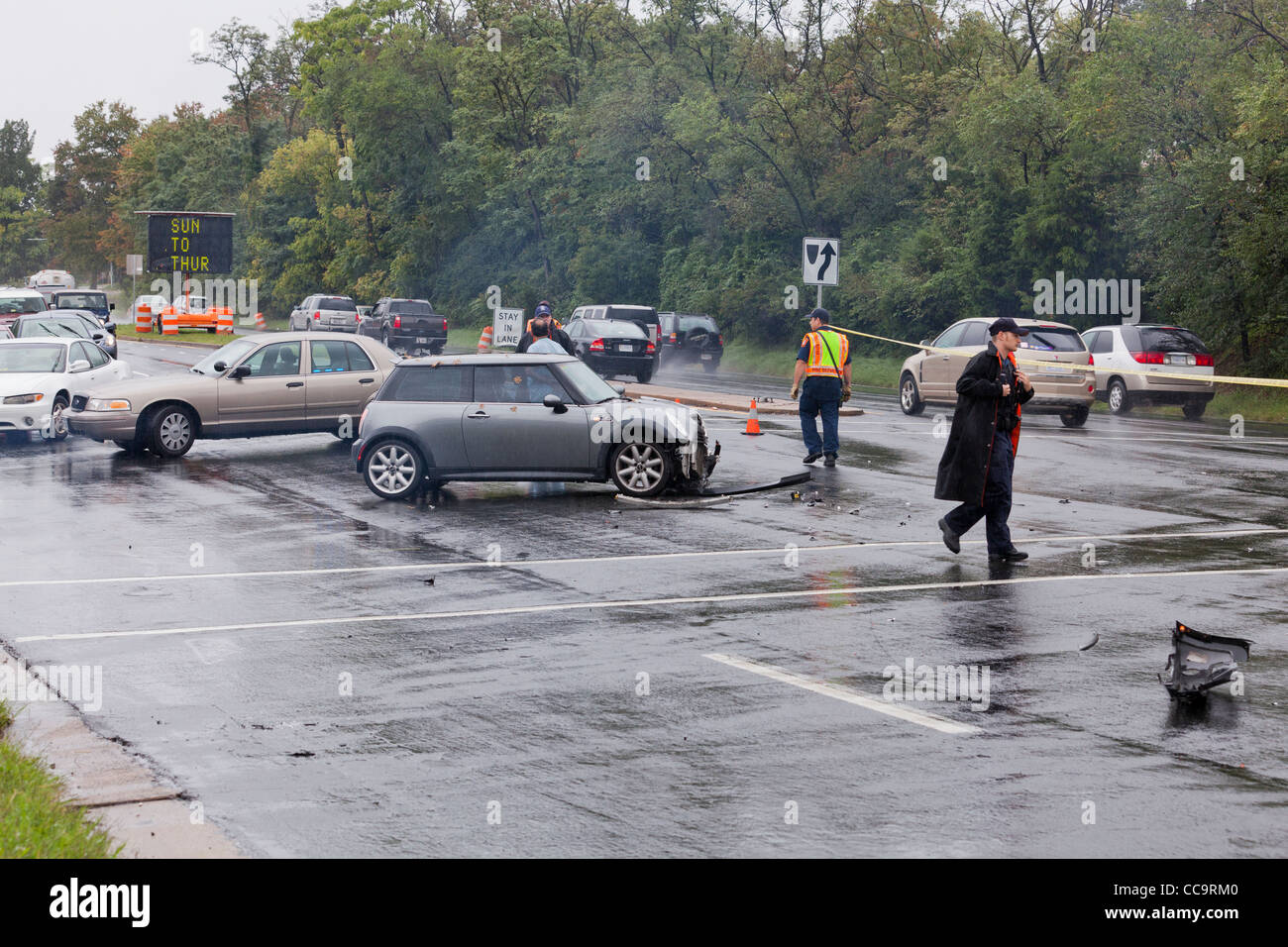 Einem Autounfall auf nasser Fahrbahn - USA Stockfoto