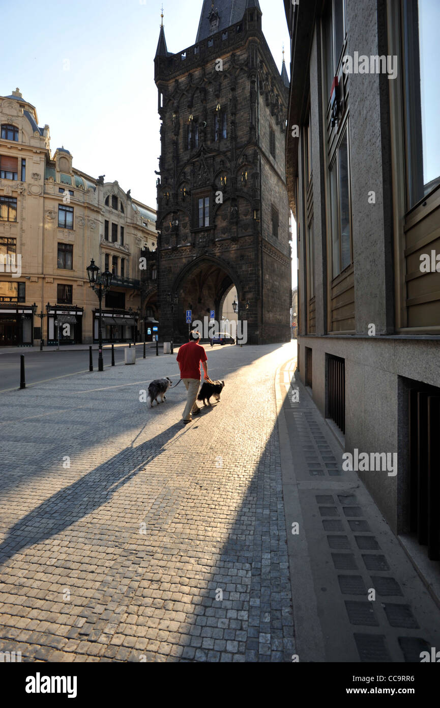 Mann zu Fuß 2 Hunde am frühen Abend Prag Tschechische Republik Stockfoto