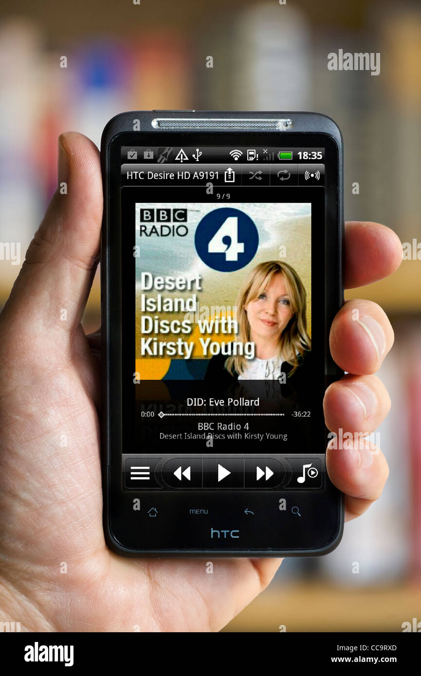 Einen BBC Radio 4-Podcast der Wüste Insel-Scheiben spielen auf den MP3-Player auf einem android HTC-smartphone Stockfoto