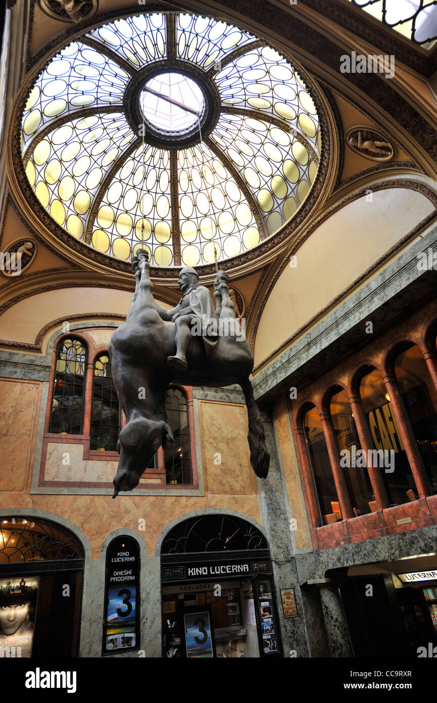 Skulptur von umstrittenen Künstler David Cerny hängen in der shopping Arcade, Lucerna-Palast, Prag Stockfoto