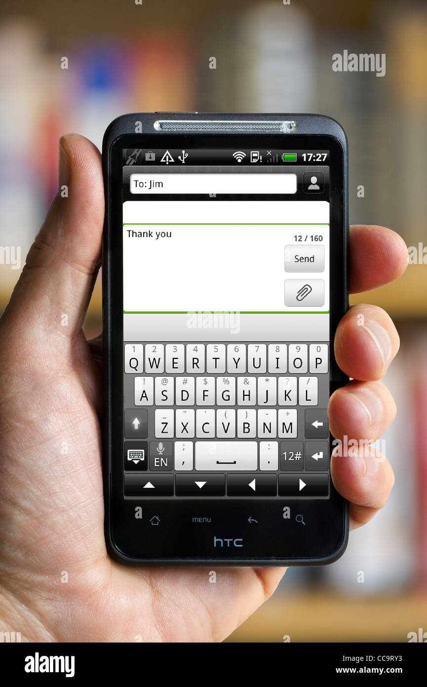 Senden eine SMS-Nachricht auf einem android HTC-smartphone Stockfoto
