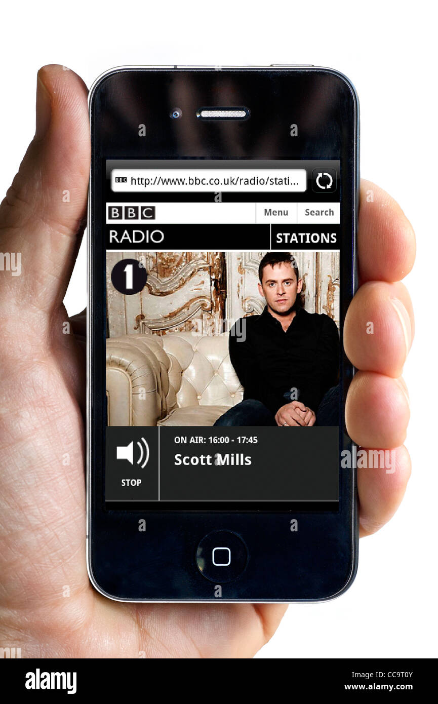BBC Radio 1 Scott Mills-streaming auf ein Apple iPhone 4 Smartphone anhören Stockfoto