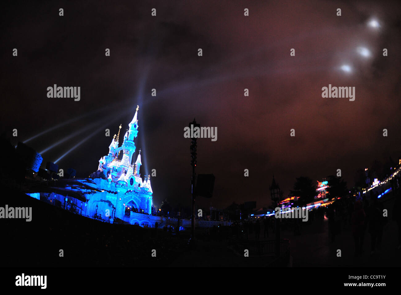 Disneyland Frankreich Prinzessin Schloss mit Scheinwerfern reflektiert auf Wolken, mit Fisheye-Objektiv aufgenommen Stockfoto