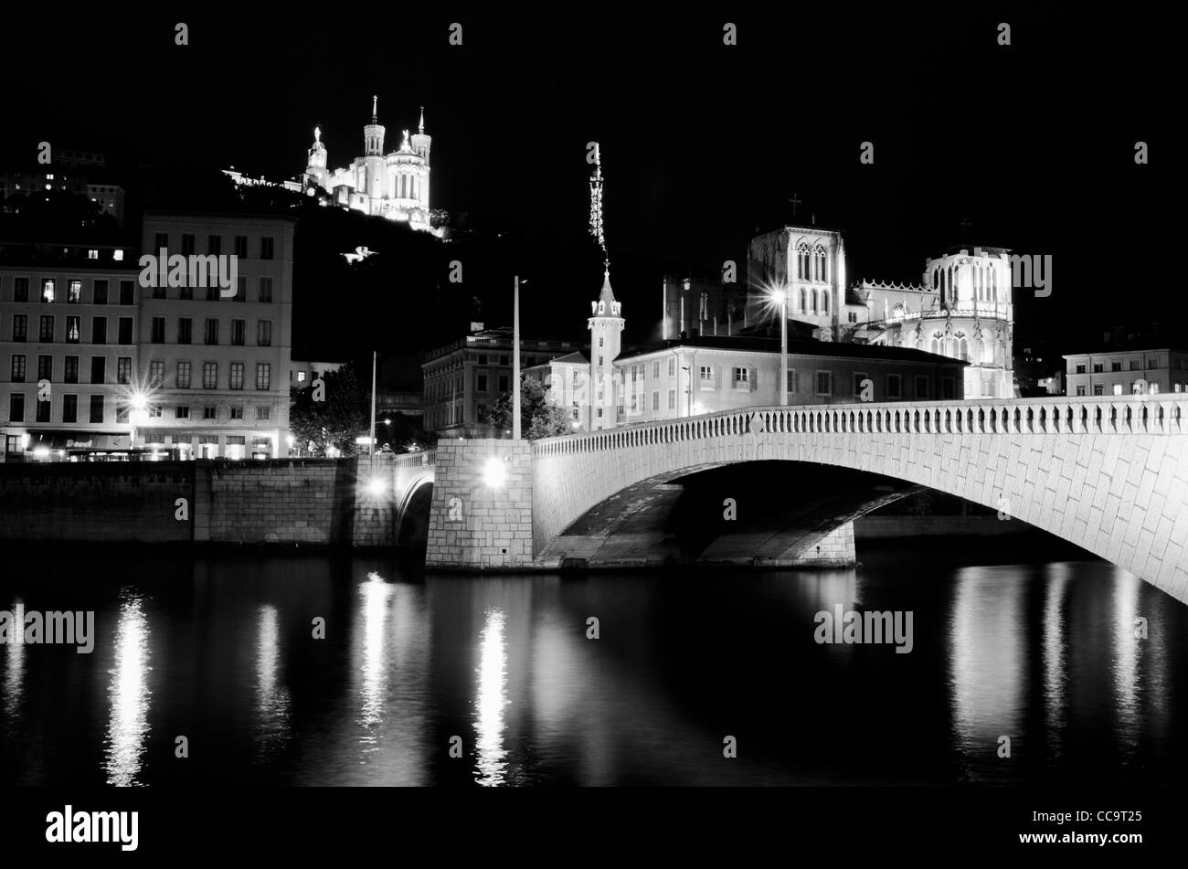 Die Basilika Fourvière in der Nacht vom Pont Bonaparte, Lyon, Frankreich (UNESCO-Weltkulturerbe) Stockfoto