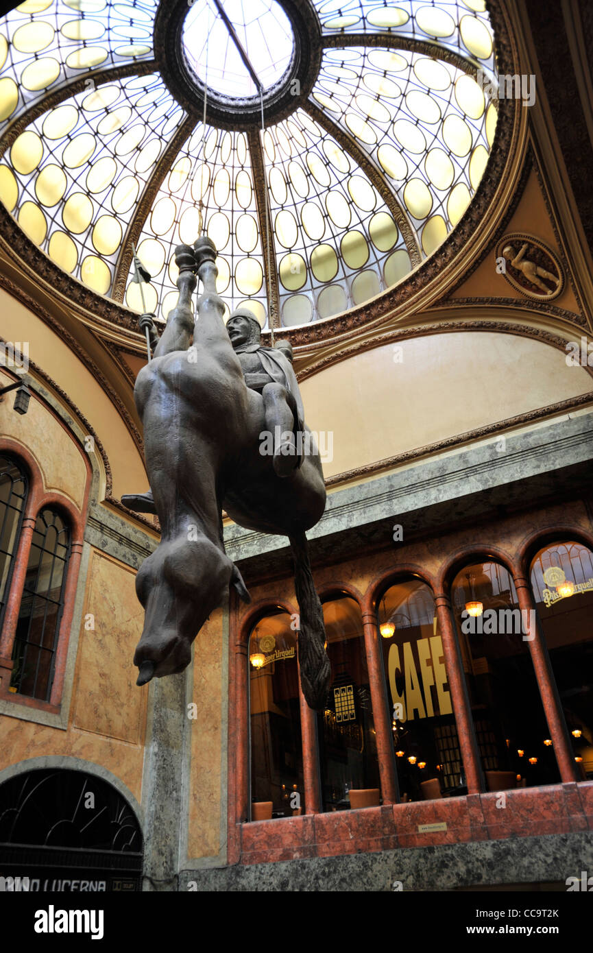 Skulptur von umstrittenen Künstler David Cerny hängen in der shopping Arcade, Lucerna-Palast, Prag Stockfoto