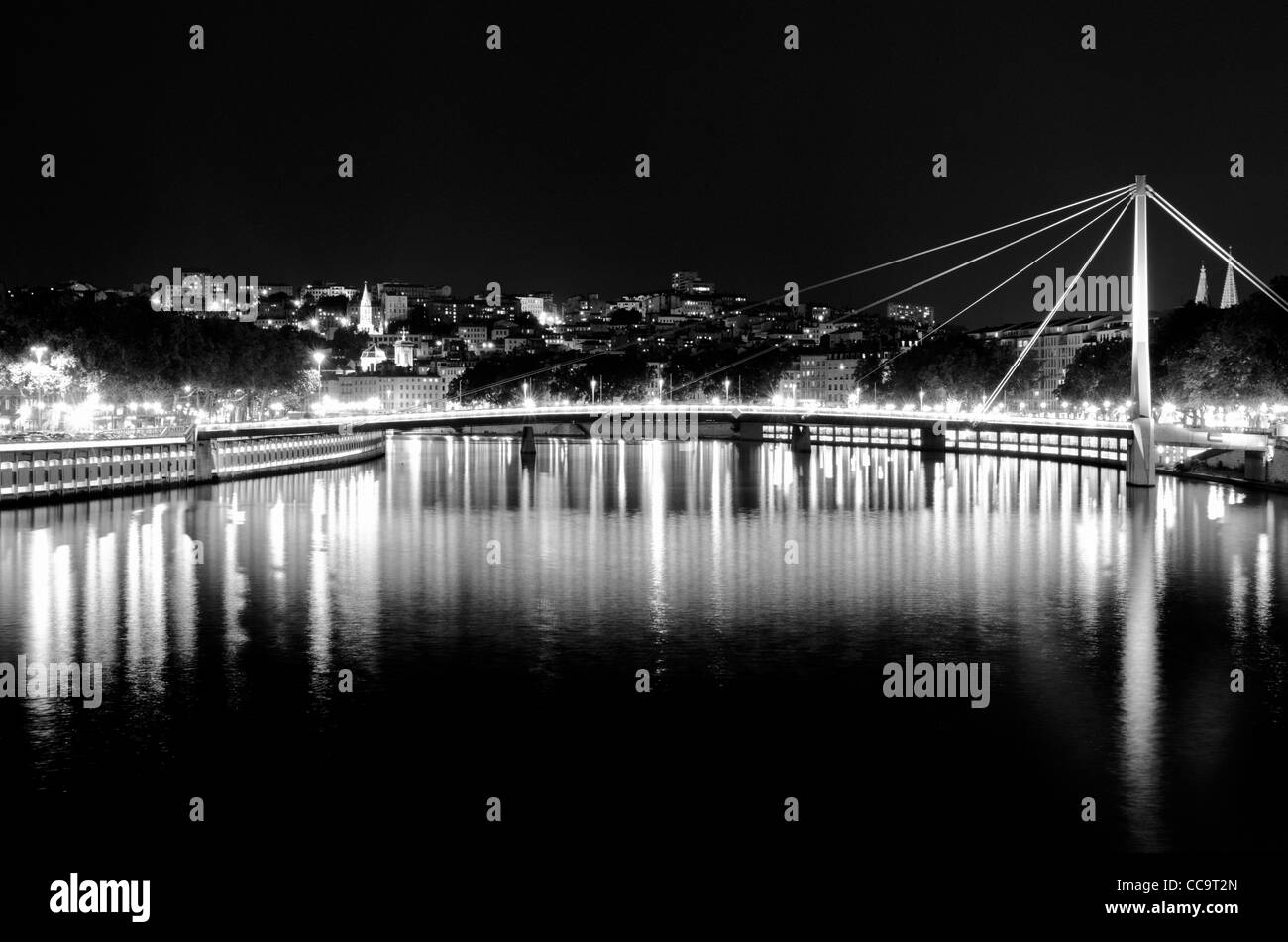 Passerelle du Palais de Justice Fußgängerbrücke in der Nacht, Lyon, Frankreich (UNESCO-Weltkulturerbe) Stockfoto