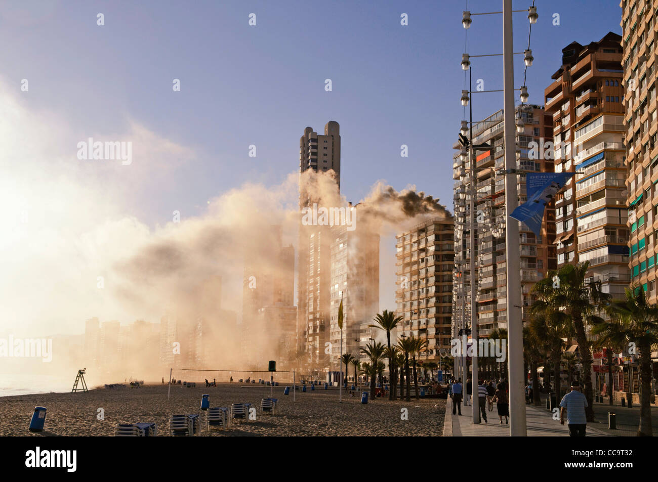 Feuer ausgebrochen in einem Penthouse eines Gebäudes am Strand von Playa Levante in Benidorm, Spanien Stockfoto