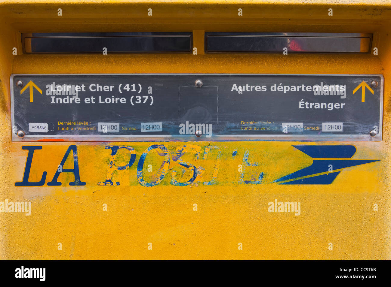 Eine müde und abgewetzten französischer Briefkasten in Tours, Frankreich. Stockfoto