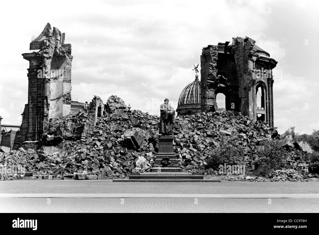 Ruine der Frauenkirche in Dresden mit dem Denkmal für Martin Luther - Kirche Notre-Dame. Stockfoto