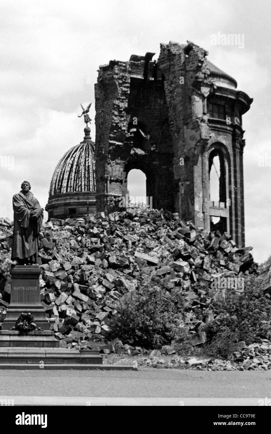 Ruine der Frauenkirche in Dresden mit dem Denkmal für Martin Luther - Kirche Notre-Dame. Stockfoto