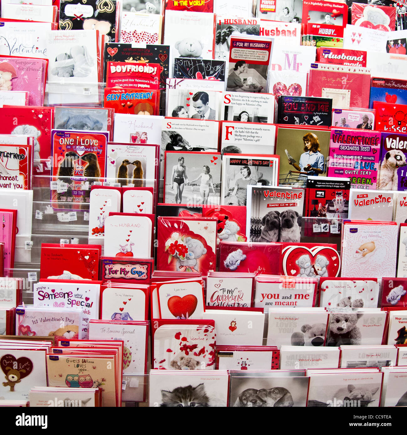 Valentinstag Karten zum Verkauf, in einem Zweig der W H Smith, UK Stockfoto