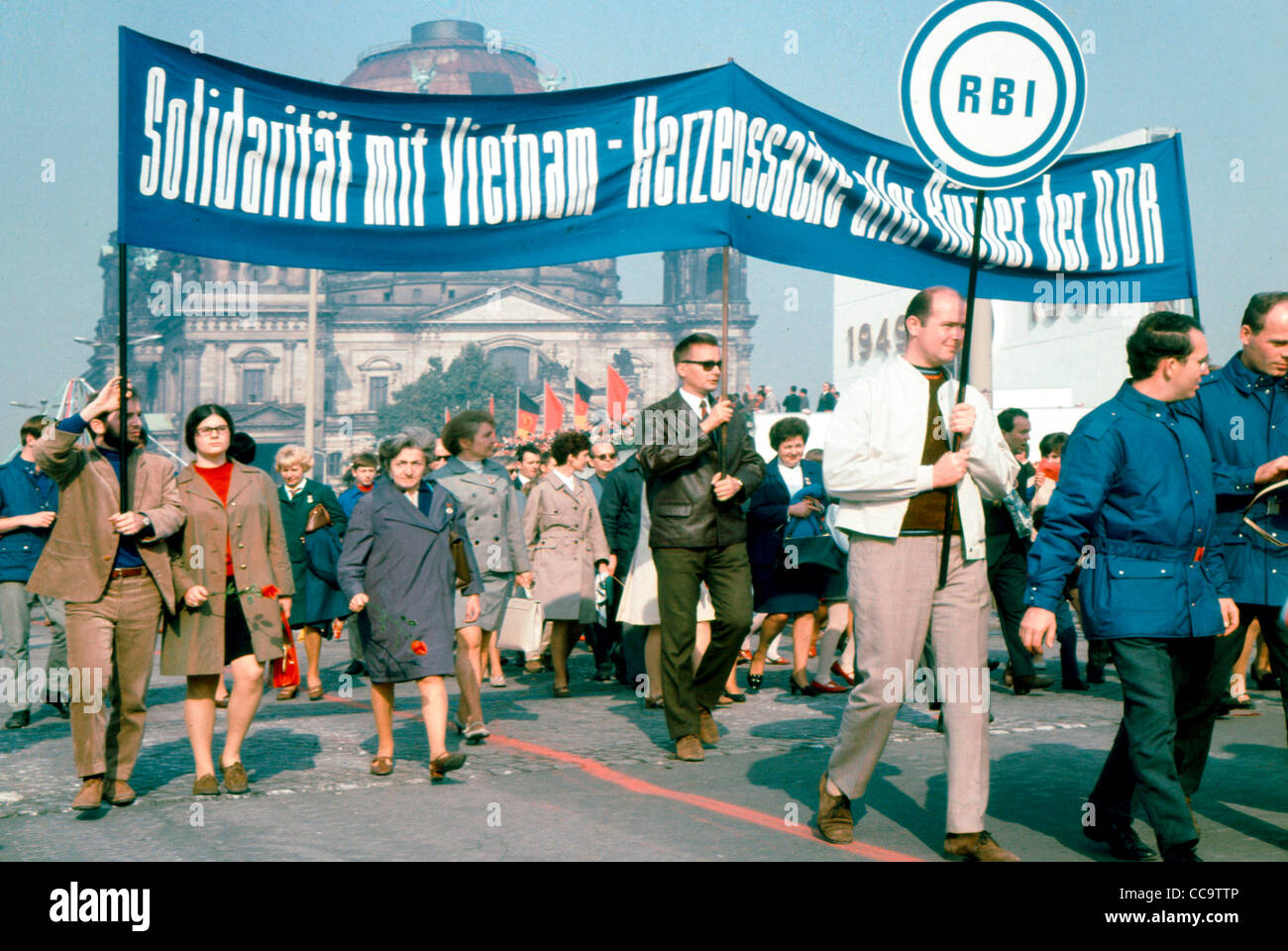 Mitarbeiter von Radio Berlin International RBI der DDR Solidarität ihre für  die kommunistischen Nordvietnam auf 1. Mai 1966 Stockfotografie - Alamy