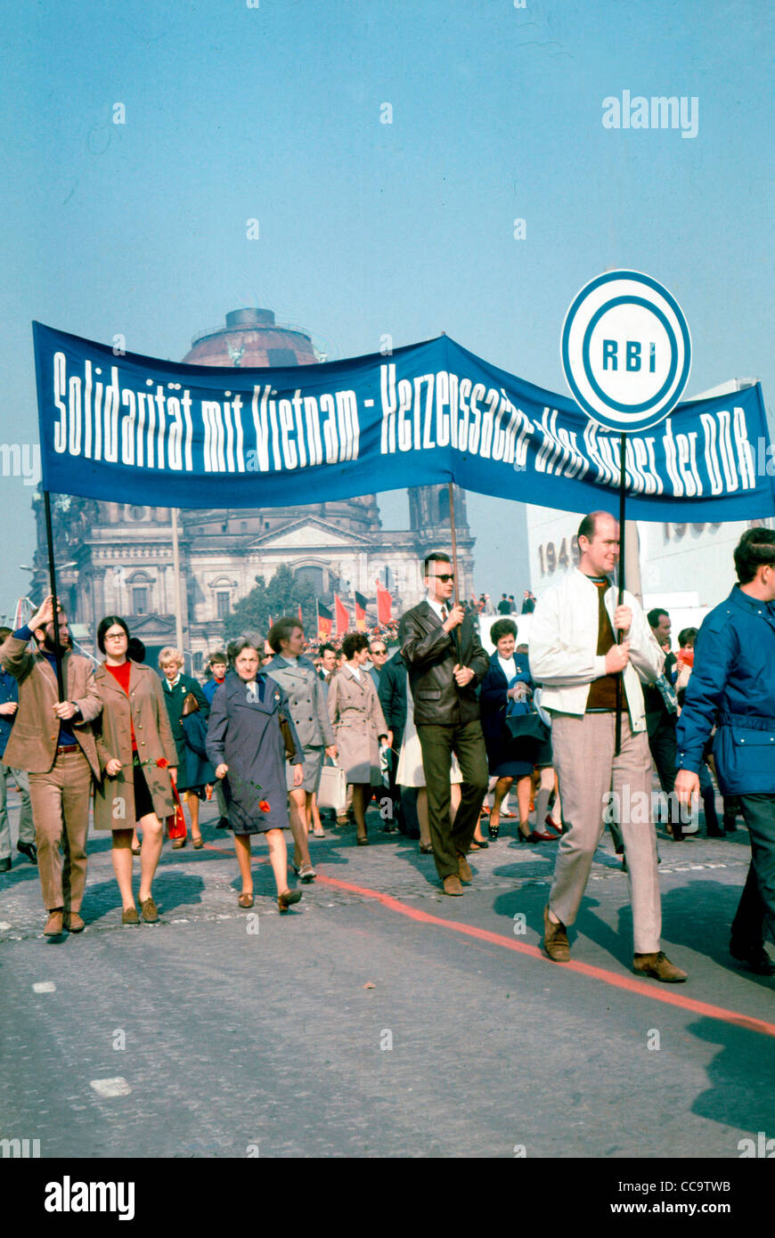Mitarbeiter von Radio Berlin International RBI der DDR Solidarität ihre für kommunistischen Nordvietnam auf 1. Mai 1966 Stockfotografie - Alamy